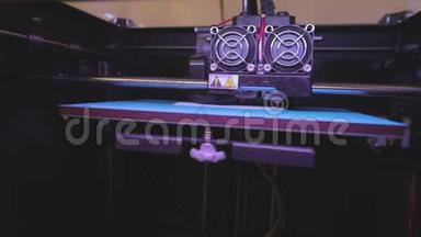 在3D打印机上打印。 工业打印在3D打印机上。 3d打印的渐进技术。 3D打印机工作